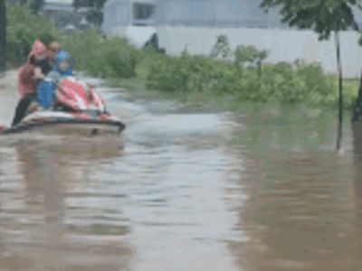 Người đàn ông làm điều lạ mắt trên tuyến đường Hà Nội ngập nước