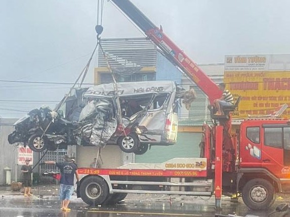 Hiện trường đau thương nơi 2 xe khách tông trực diện, 4 người tử vong