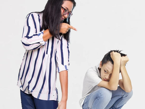 Học sinh phải nhập viện cấp cứu suýt tử vong vì bị giáo viên phạt squat 200 lần do nói chuyện riêng trong lớp