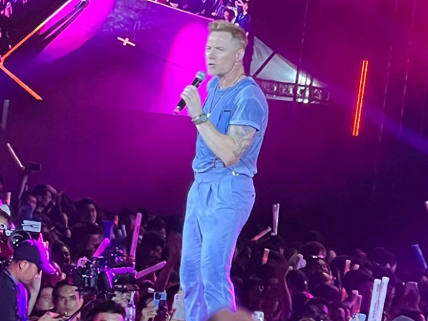 Ronan Keating chính thức xuất hiện ở HAY Fest: loạt hit kinh điển làm khán giả xao xuyến, khoe body săn chắc ở tuổi 46!