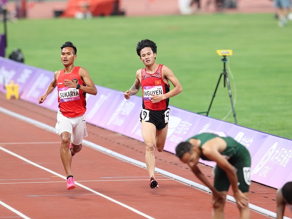 VĐV điền kinh Việt Nam kiệt sức phải cấp cứu ở Asiad 19
