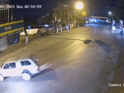 Clip: Ô tô phóng nhanh, gây tai nạn liên hoàn trong đêm