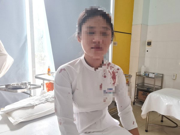 Nữ sinh dùng guốc đánh vào đầu bạn đổ máu ngay trong trường