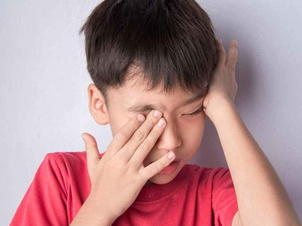 Trẻ bị đau mắt đỏ, cha mẹ tuyệt đối không làm việc này để phòng biến chứng