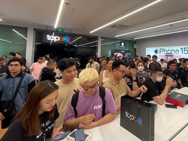 Mua iPhone 15 Pro Max chính hãng rồi bán lại kiếm lời tại Việt Nam