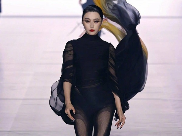 Phạm Băng Băng bất ngờ tái xuất Paris Fashion Week, trổ tài catwalk cực thần thái