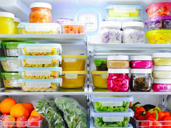 Cất thực phẩm vào tủ lạnh trong bát sứ hay hộp nhựa thì giữ được lâu nhất?