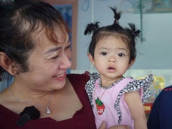 Gia đình 'độc nhất vô nhị' tại Bình Dương: Người chồng mang thai, sinh con gái giờ ra sao?