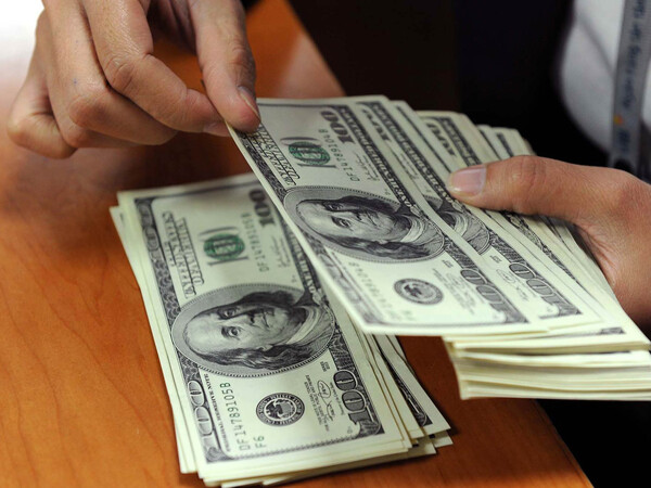 Giá USD quốc tế tăng cao, ngân hàng bán ra sát 24.600 đồng