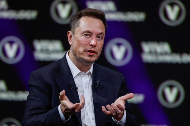 Tỷ phú Elon Musk đăng meme chế nhạo ông Zelensky đi xin viện trợ, Ukraine đáp trả