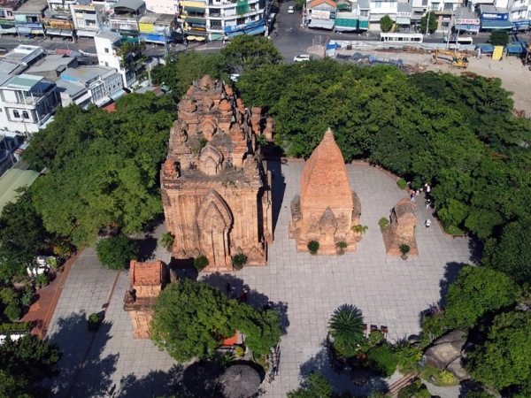 Tháp Chăm hơn nghìn năm tuổi trang trí đá và gốm, ai tới Nha Trang cũng phải ghé