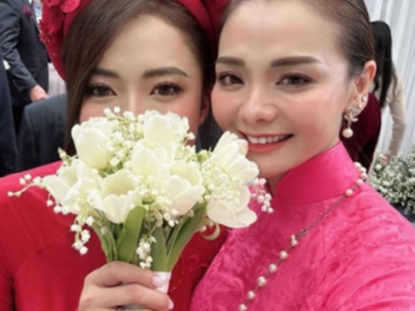 Vợ siêu mẫu Vĩnh Thuỵ khoe nhẫn, hoa cầm tay thuộc hàng đắt đỏ trong ngày cưới