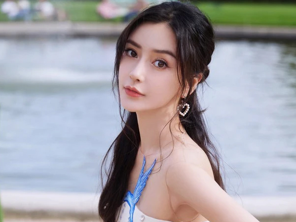 Angelababy bị yêu cầu cấm sóng vì xem đêm diễn thoát y của Lisa (BlackPink)