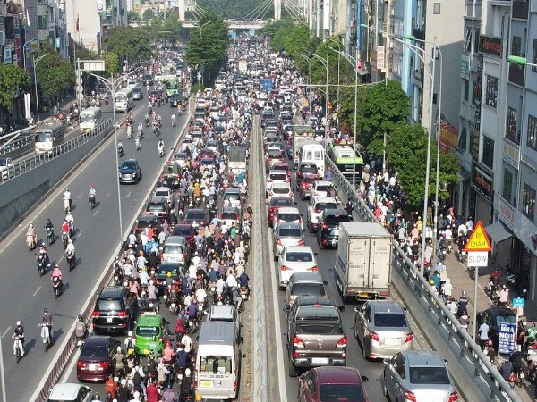 Hình ảnh trái ngược nhau ở nút giao thông Ngã Tư Sở