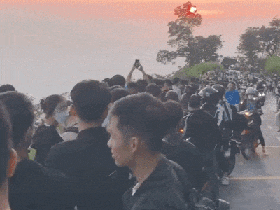Minh chứng cho thấy trend săn mây Ba Vì đang hot đến mức nào: Sáng sớm đã đông nghịt người thế này rồi!