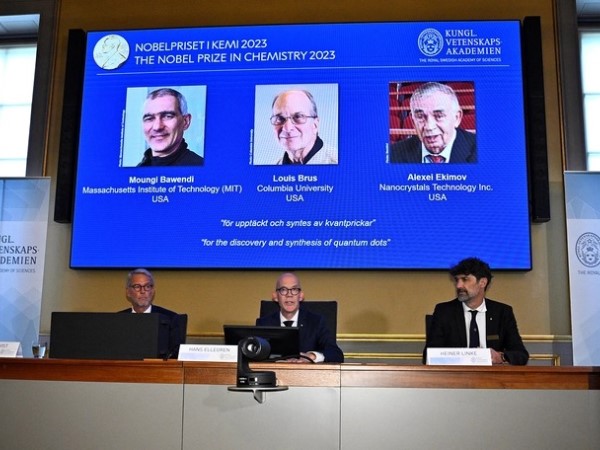 Giải Nobel Hóa học 2023: 'Ánh sáng mới' từ chấm lượng tử