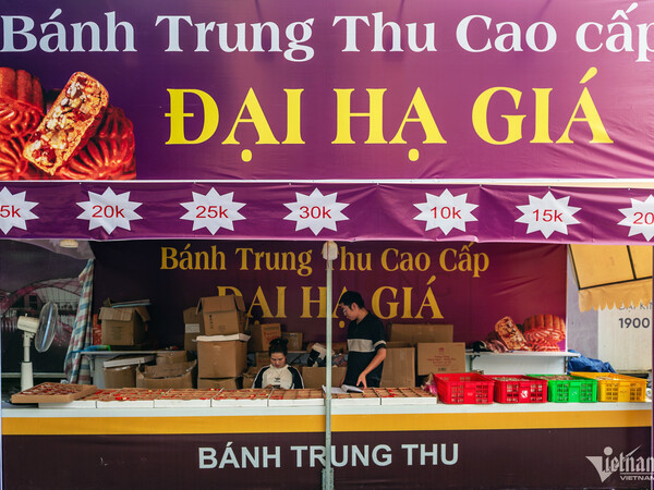 Hạ giá xuống 10.000 đồng, các ki-ốt bánh trung thu vỉa hè vẫn mòn mỏi đợi khách