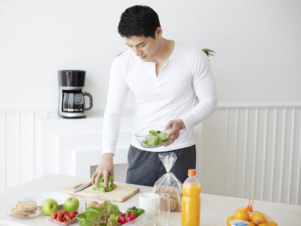 Phát ngượng vì chồng thích công việc… bếp núc