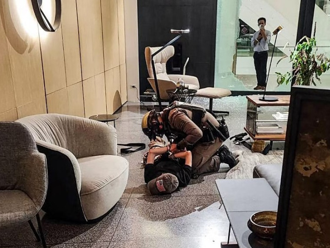 Thái Lan bắt ba người bán vũ khí cho nghi phạm xả súng Bangkok