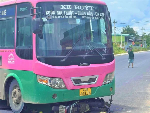 Bị cuốn vào gầm xe buýt, hai vợ chồng thương vong