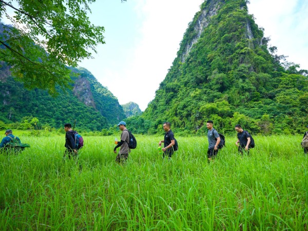 Thung lũng xanh cách Hà Nội 130km, khách tới ăn đặc sản, cắm trại, chèo thuyền