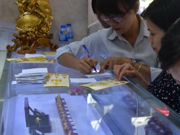 Giá vàng hôm nay 5-10: Vàng thế giới biến động mạnh