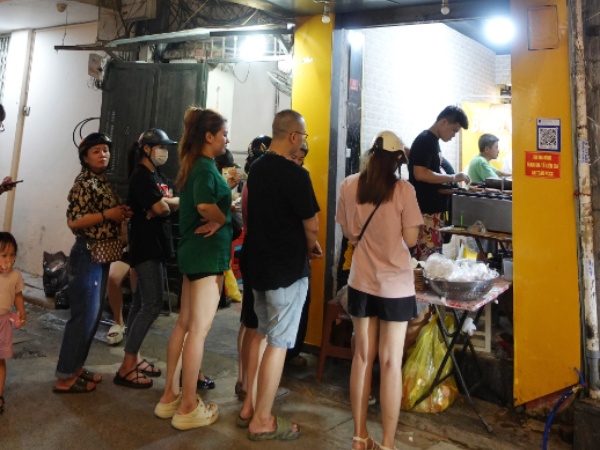 Dù bị chê đắt và không ngon, các hàng bánh đồng xu phô mai vẫn mọc lên như nấm khắp Hà Nội