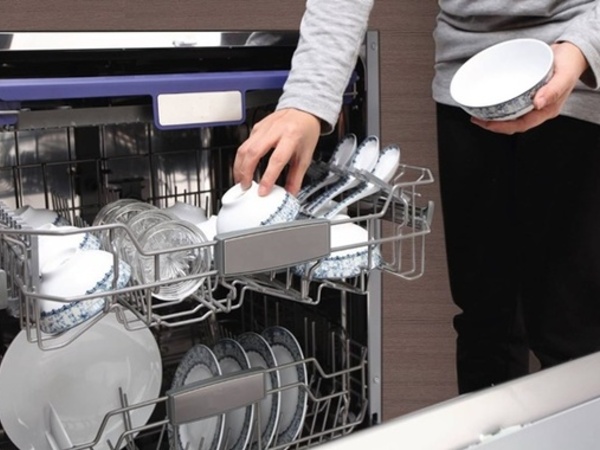 Sai lầm khi sử dụng máy rửa bát có thể khiến cả gia đình bạn mắc ung thư