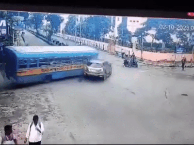 Clip: Xe buýt cố tình vượt đèn đỏ đâm trúng ô tô con ở ngã tư
