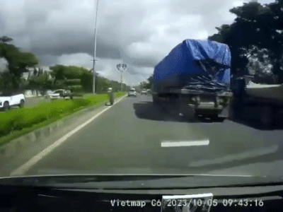 Clip: Thót tim cảnh xe đầu kéo đang chạy trên quốc lộ thì 'rụng' 2 bánh