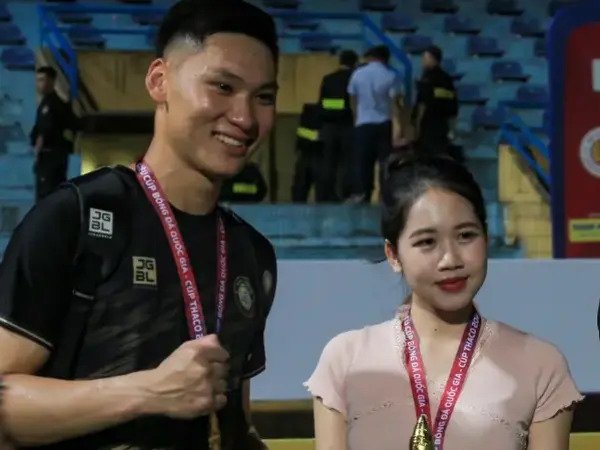 Cựu thủ môn U23 Việt Nam công khai bạn gái hơn tuổi làm tiếp viên hàng không