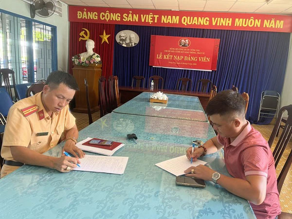 Đăng thông tin CSGT 'đang phát quà' trên mạng xã hội, người đàn ông được mời làm việc