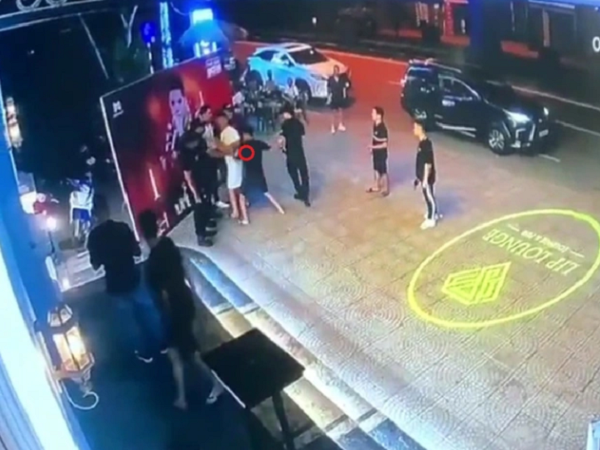 CLIP: Nam thanh niên đang đứng chụp ảnh trước quán bia, bất ngờ bị đâm tử vong