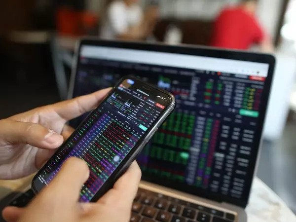 Chứng khoán giảm 4 tuần liên tục, nhà đầu tư lỗ nặng vì 'bắt đáy' cổ phiếu