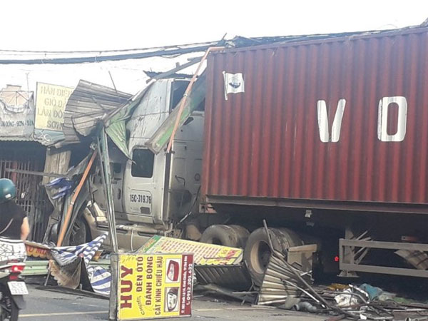 Cảnh tan hoang sau khi container tông sập 6 ki-ốt ở TPHCM, người dân hoảng loạn tháo chạy