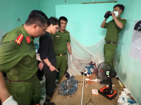CLIP: Công an thu giữ khẩu súng 2 nghi phạm bắn nữ lao công
