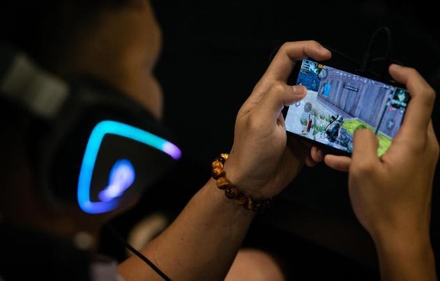 Bị bố mẹ tịch thu điện thoại vì chơi game, nữ sinh lớp 9 làm ra hành động gây sốc