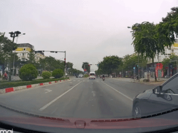 Sang đường ẩu, tài xế Mazda liên tục chèn ép trả đũa ô tô không nhường đường