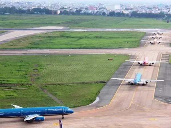Khẩn trương sửa chữa đường băng Tân Sơn Nhất trong 4 ngày