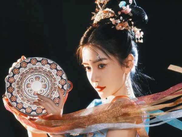 Giữa tâm bão scandal, Angelababy có động thái khiến dân tình phẫn nộ