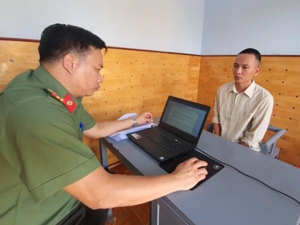Bắt người đàn ông chế tạo súng quân dụng bán trên mạng