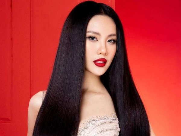 Bùi Quỳnh Hoa xuất hiện tại Miss Universe nhưng lại bị... ghi sai tên