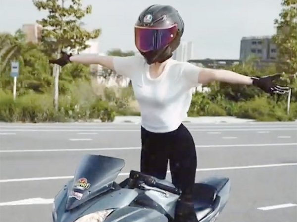 Sau màn 'làm xiếc' trên moto, Ngọc Trinh chính thức ngồi xe lăn