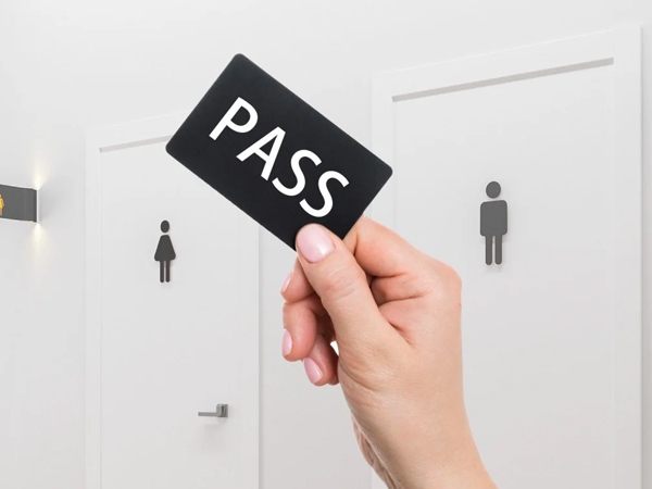 Trường học gây phẫn nộ khi yêu cầu học sinh trình diện thẻ nếu muốn sử dụng nhà WC