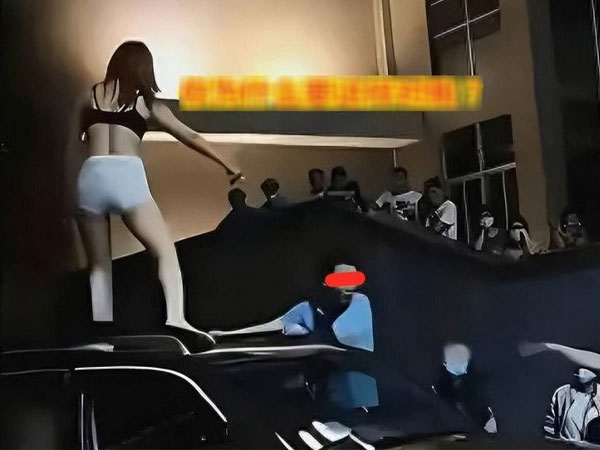 Bắt quả tang chồng 'ân ái' cùng bồ trên ô tô, vợ lột quần áo đứng trên nóc xe: 'Tôi không bằng cô ta ở điểm nào?'