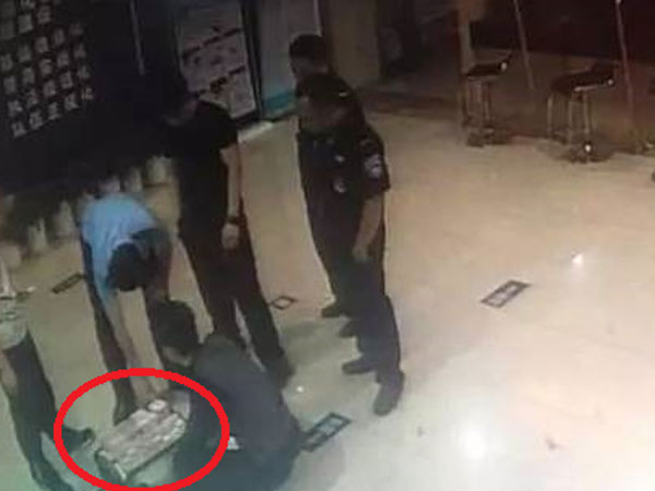 Chia tay bạn trai, cô gái ném vali chứa hơn 6 tỷ của người yêu cũ ra đường