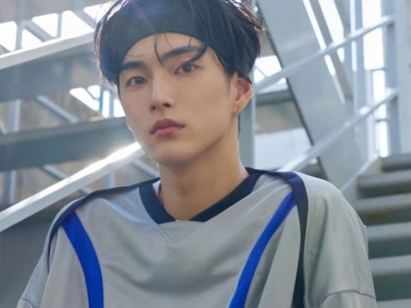 Vừa viết thư xin lỗi vì vào nhà nghỉ, nam idol nhà SM đã bị bắt gặp livestream cùng bạn gái