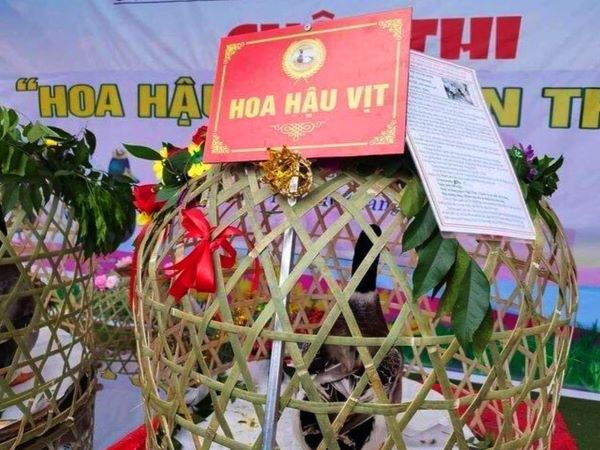 Hoa hậu vịt Lạng Sơn bán đấu giá được 35 triệu đồng