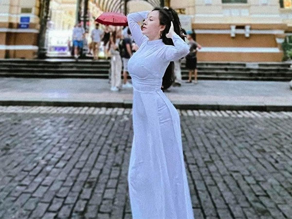 Bà Tưng thả dáng nuột với áo dài nữ sinh, không chút khuyết điểm