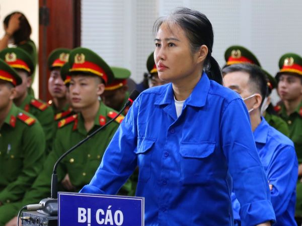 Bị cáo buộc đưa hối lộ vali 4 tỷ, cựu chủ tịch NSJ nói trong đó là 'giày, đồ sứ'